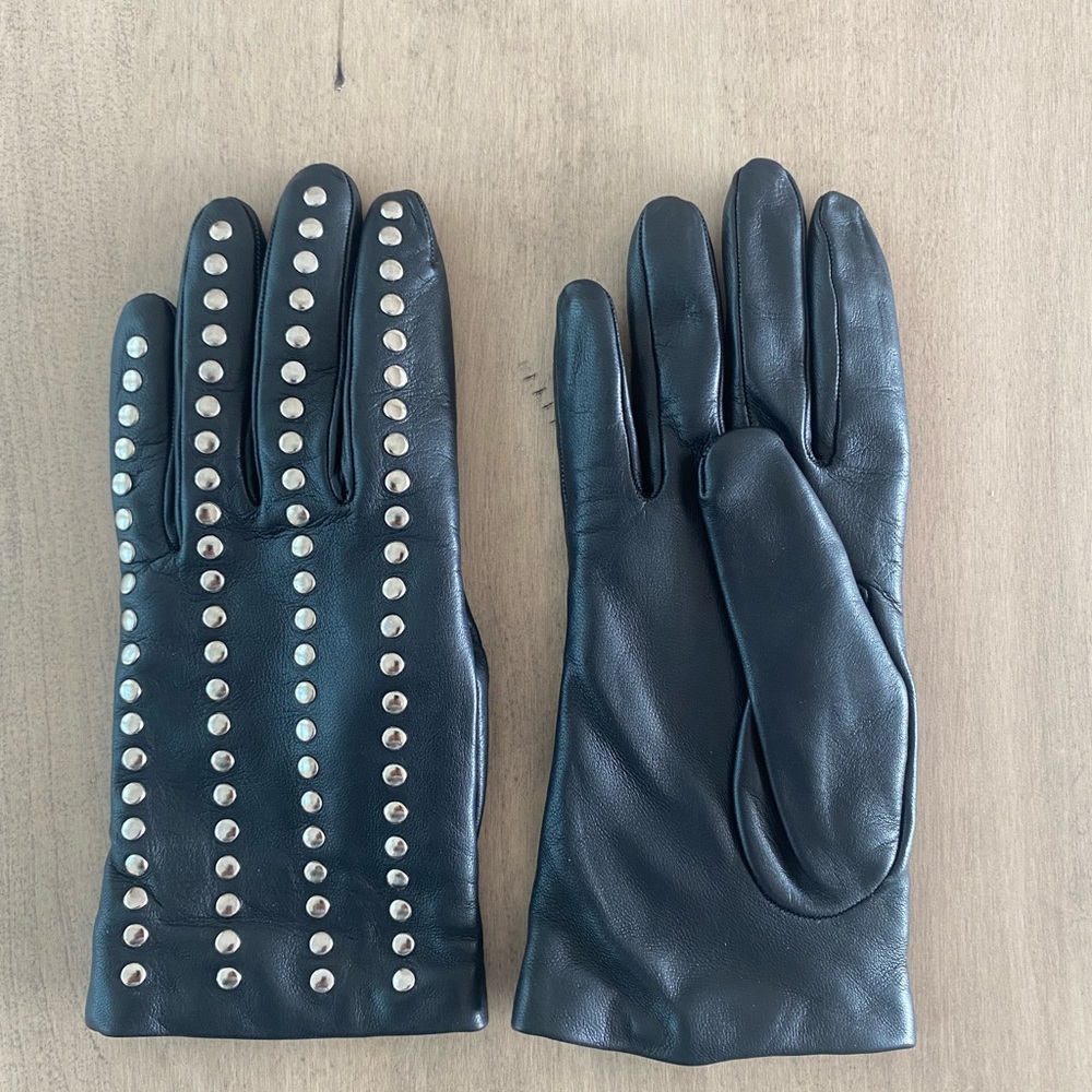 Brand new, never worn Leather glove with a cashmere lining.